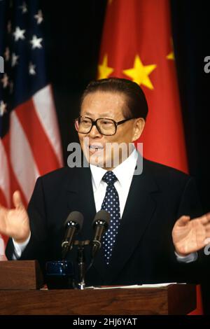 Il Premier cinese Jiang Zemin risponde a una domanda durante una conferenza stampa congiunta con il Presidente degli Stati Uniti Bill Clinton nella Sala Est della Casa Bianca, 29 ottobre 1997 a Washington, D.C. Foto Stock