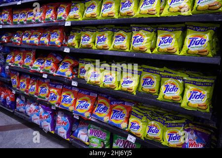 Diversi tipi di detersivi sugli scaffali di un supermercato. Tide è un detergente per bucato prodotto da Procter & Gamble e uno dei primi tre marchi Foto Stock