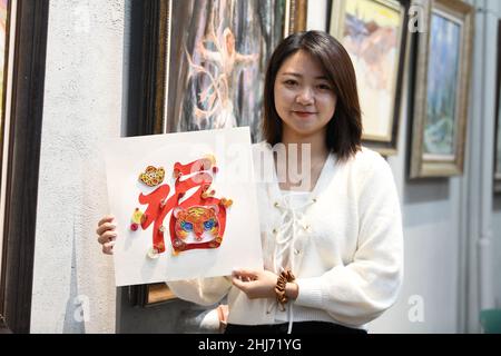 Yakeshi, Yakeshi, Cina. 27th Jan 2022. Il 24 gennaio 2022, gli artisti Yakeshi nella Mongolia interna crearono opere d'arte con elementi tigre per celebrare il Festival di Primavera dell'anno della tigre. (Credit Image: © SIPA Asia via ZUMA Press Wire) Foto Stock