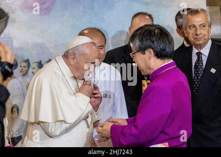 18 ago 2014 - Seoul, Corea del Sud : Papa Francesco incontra i leader religiosi della Corea del Sud nella Cattedrale di Myeong-dong a Seoul, e celebrerà una Santa Messa nella Cattedrale di Myeongdong, vicino al centro di Seoul, per pregare per la pace e la riconciliazione tra Corea del Nord e Corea del Sud. Foto Stock