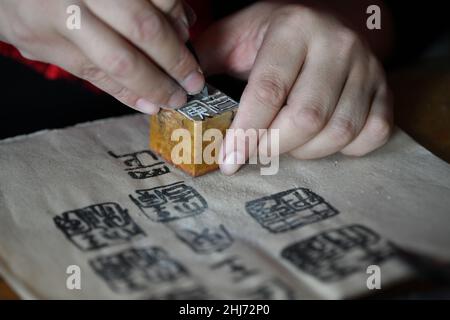 Yakeshi, Yakeshi, Cina. 27th Jan 2022. Il 24 gennaio 2022, gli artisti Yakeshi nella Mongolia interna crearono opere d'arte con elementi tigre per celebrare il Festival di Primavera dell'anno della tigre. (Credit Image: © SIPA Asia via ZUMA Press Wire) Foto Stock