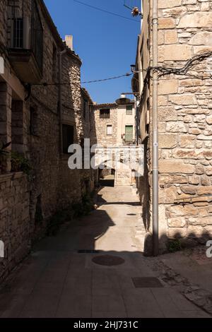 vecchia strada nella città medievale di guimera in catalogna Foto Stock