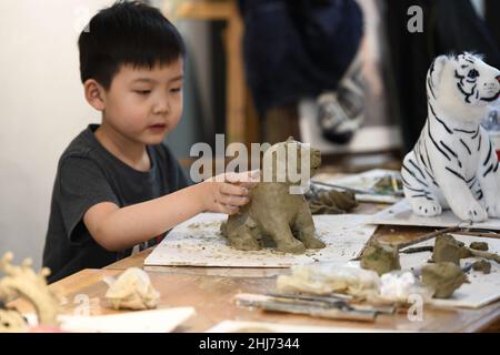 Yakeshi, Yakeshi, Cina. 27th Jan 2022. Il 24 gennaio 2022, gli artisti Yakeshi nella Mongolia interna crearono opere d'arte con elementi tigre per celebrare il Festival di Primavera dell'anno della tigre. (Credit Image: © SIPA Asia via ZUMA Press Wire) Foto Stock