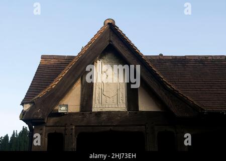 Dettagli del passaggio esterno, Holy Trinity e St. Mary`s Church, Dodford, Worcestershire, Inghilterra, Regno Unito Foto Stock