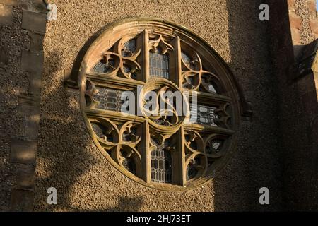 Vista esterna della finestra rotonda nella torre, la Santissima Trinità e la Chiesa di St. Mary, Dodford, Worcestershire, Inghilterra, Regno Unito Foto Stock