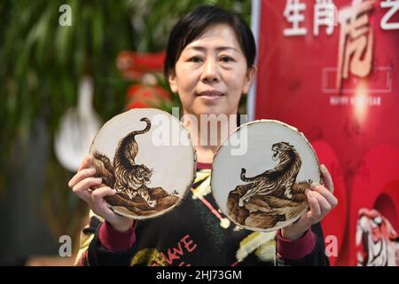 Yakeshi, Yakeshi, Cina. 27th Jan 2022. Il 24 gennaio 2022, gli artisti Yakeshi nella Mongolia interna crearono opere d'arte con elementi tigre per celebrare il Festival di Primavera dell'anno della tigre. (Credit Image: © SIPA Asia via ZUMA Press Wire) Foto Stock
