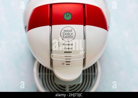 Primo piano della macchina da caffè Nescafe Dolce gusto su sfondo blu. Messa a fuoco selettiva Foto Stock