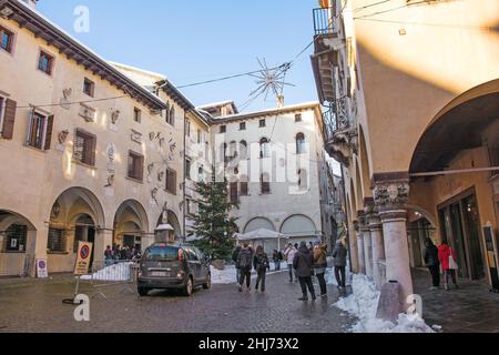 Belluno, Italia - Dicembre 11th 2021. Dicembre neve in una strada storica nel nord-est della città italiana di Belluno, Veneto Foto Stock