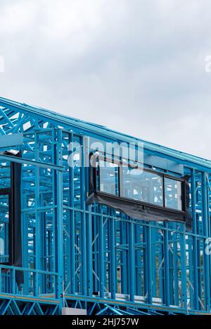 Una casa o casa in acciaio dipinto incorniciata in costruzione nel nuovo Galles del Sud, Australia. Concetto di edilizia abitativa. Foto Stock