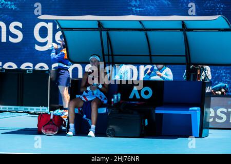 Melbourne, Australia. 23rd Jan 2022. Victoria Azarenka della Bielorussia visto durante l'Australian Open 2022 Round 3 match del Grand Slam contro Barbora Krejcikova della Repubblica Ceca alla Rod Laver Arena nel Melbourne Olympic Park.Punteggio finale; Krejcikova vinse in due set con un punteggio di 6:2. 6:2 contro Azarenka. Credit: SOPA Images Limited/Alamy Live News Foto Stock