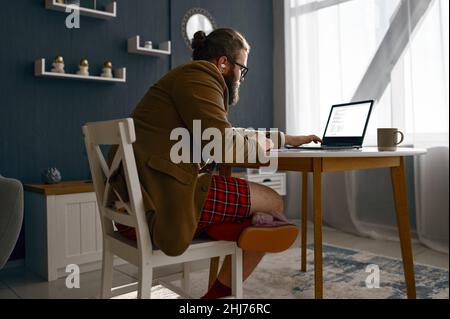 Esperto di geek intelligente focalizzato che lavora online Foto Stock