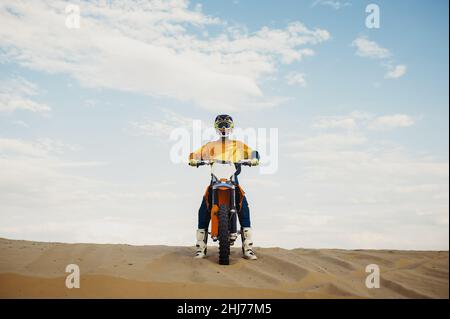 Pilota Motorcross con vista frontale a mano sollevata Foto Stock