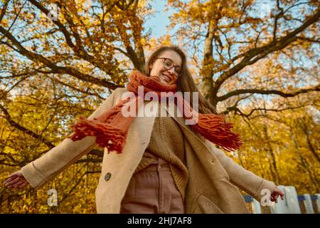 Donna che balla in natura tra le foglie autunnali Foto Stock