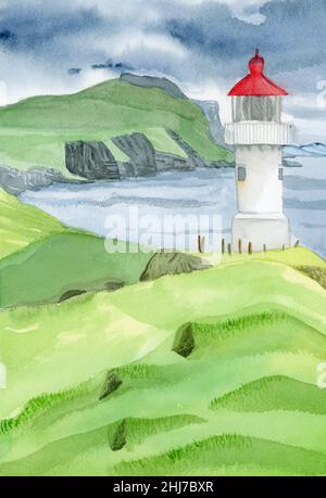 Scogliere verdeggianti verdi con il famoso faro danese con sfondo cielo blu e grigio. Faro di Mykinesholmur, Faer Oer, Isole Faroe in Danimarca, Mare del Nord. Illustrazione dell'acquerello Foto Stock