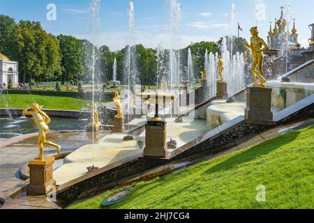 Peterhof, vista della Grand Cascade dalle scale della terrazza del Grand Palace al Parco inferiore Foto Stock