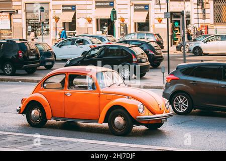 Roma, Italia. Vecchia auto retro Vintage Orange Colour che si sposta in strada Foto Stock