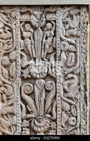 Stupa No 1, North Gateway, Right Pillar, Outside : decorazione floreale e ballerini femminili. Sito Patrimonio dell'Umanità, Sanchi, Madhya Pradesh, India Foto Stock