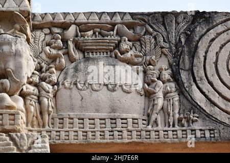 Stupa No 1, West Gateway, Right Pillar, adorando lo Stupa. Sito Patrimonio dell'Umanità, Sanchi, Madhya Pradesh, India Foto Stock