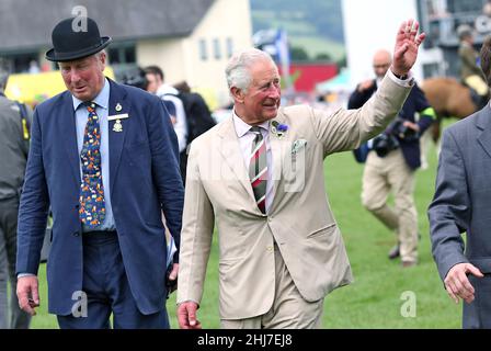 Il principe Carlo e la duchessa della Cornovaglia visitano il Royal Welsh Show di Llanelwedd il 22nd luglio 2019, come parte del suo tour estivo del Galles. PRI Foto Stock