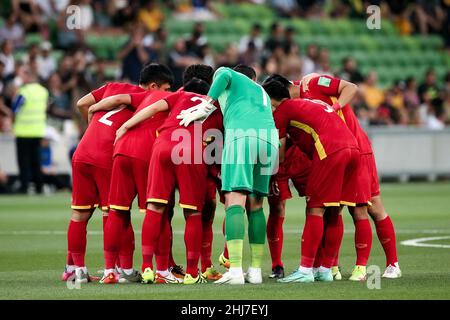 Melbourne, Australia, 27 gennaio 2022. Vietnam in un huddle prima della Coppa del mondo di calcio qualificatore partita tra Australia Socceroos e Vietnam. Credit: Dave Hewison/Speed Media/Alamy Live News Foto Stock