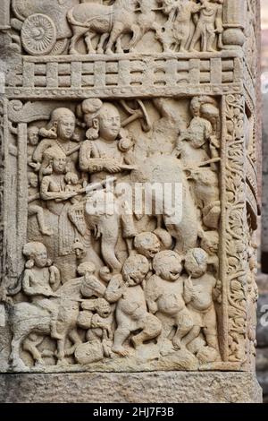 Stupa No 1, South Gateway, Left Pillar Front Face, Panel 3: Indra e sua moglie Sachi stanno cavalcando elefanti. Patrimonio dell'umanità, Sanchi, Madhya Pradesh Foto Stock