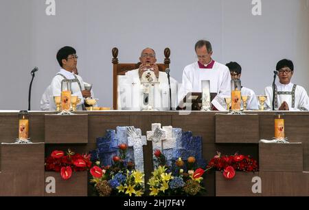 17 ago 2014 - Haemi, Corea del Sud : Papa Francesco partecipa con la cerimonia di chiusura del suo evento durante la Giornata dei giovani asiatici al castello di Haemi, Corea del Sud. Papa Francesco conclude lunedì la sua visita di cinque giorni in Corea del Sud con una Messa per la pace e la riconciliazione. Foto Stock