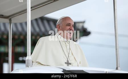 17 ago 2014 - Haemi, Corea del Sud : Papa Francesco partecipa con la cerimonia di chiusura del suo evento durante la Giornata dei giovani asiatici al castello di Haemi, Corea del Sud. Papa Francesco conclude lunedì la sua visita di cinque giorni in Corea del Sud con una Messa per la pace e la riconciliazione. Foto Stock