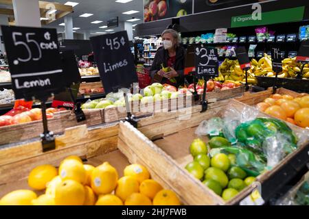 Washington, Stati Uniti. 12th Jan 2022. Un cliente si trova in un negozio a New York, Stati Uniti, 12 gennaio 2022. Credit: Wang Ying/Xinhua/Alamy Live News Foto Stock