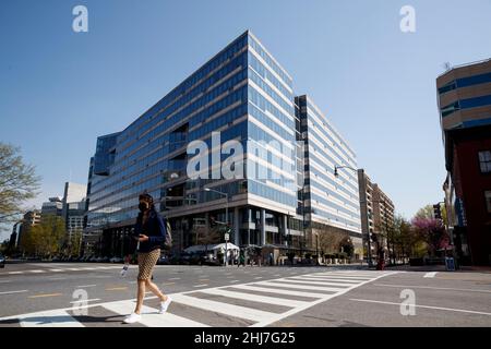 Washington, Stati Uniti. 6th Apr 2021. La foto del file scattata il 6 aprile 2021 mostra una visione esterna della sede del Fondo monetario Internazionale (FMI) a Washington, DC, Stati Uniti. Credit: Ting Shen/Xinhua/Alamy Live News Foto Stock