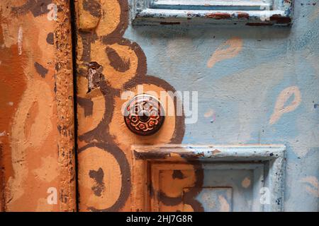 Dettaglio di una porta nella città di Valparaiso, Cile Foto Stock