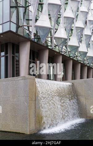 Edificio dell'Ambasciata DEGLI STATI UNITI, edificio dell'Ambasciata degli Stati Uniti d'America, Ambasciata americana a Nine Elms, Londra, Regno Unito nel mese di dicembre con cascata d'acqua Foto Stock