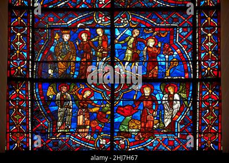 Vetrata medievale della Cattedrale Gotica di Chartres, Francia - dedicata a San Margret e Santa Caterina. Pannello inferiore sinistro - St Margaret Foto Stock