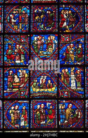 Vetrata medievale della Cattedrale Gotica di Chartres, Francia - dedicata alla vita di Sant'Apollinarie. Pannelli di vetro macchiati dal basso Foto Stock
