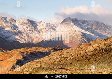 La vista invernale verso i crinkles, la banda, e Bowfell da Lingmoor cadde Foto Stock