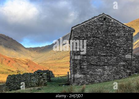 Vecchio granaio sotto la lingua a Troutbeck, Cumbria. Guardando a nord con la bocca di Threshthwaite sullo sfondo. Foto Stock