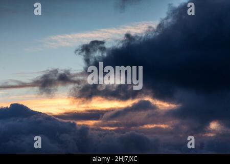 Halifax, West Yorkshire, Regno Unito. 27th Jan 2022. Meteo Regno Unito. Luci di mattina presto sopra il paesaggio di Pennine di Calderdale vicino Halifax, Yorkshire occidentale, Regno Unito, osservato da Bradford Road, Stump Cross, Halifax. È una mattina fredda e ventosa. Credit: Windmill Images/Alamy Live News Foto Stock