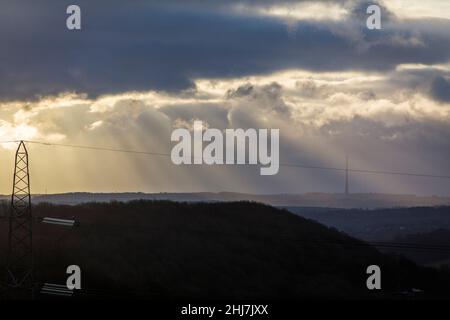 Halifax, West Yorkshire, Regno Unito. 27th Jan 2022. Meteo Regno Unito. Luci di mattina presto sopra il paesaggio di Pennine di Calderdale vicino Halifax, Yorkshire occidentale, Regno Unito, osservato da Bradford Road, Stump Cross, Halifax. È una mattina fredda e ventosa. Credit: Windmill Images/Alamy Live News Foto Stock