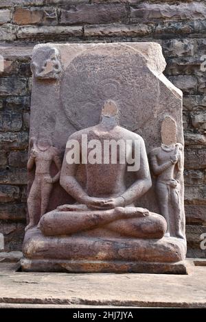 Stupa No 1, statua del Buddha sfrontata all'interno. Il Grande Stupa, Sito Patrimonio Mondiale dell'Umanita', Sanchi, Madhya Pradesh, India Foto Stock