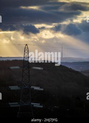 Halifax, West Yorkshire, Regno Unito. 27th Jan 2022. Meteo Regno Unito. Luci di mattina presto sopra il paesaggio di Pennine di Calderdale vicino Halifax, Yorkshire occidentale, Regno Unito, osservato da Bradford Road, Stump Cross, Halifax. È una mattina fredda e ventosa. Credit: Windmill Images/Alamy Live News Foto Stock