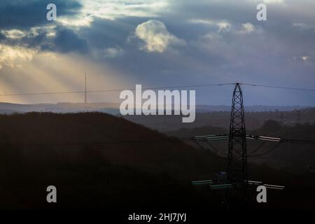 Halifax, West Yorkshire, Regno Unito. 27th Jan 2022. Meteo Regno Unito. Luci di mattina presto sopra il paesaggio di Pennine di Calderdale vicino Halifax, Yorkshire occidentale, Regno Unito, osservato da Bradford Road, Stump Cross, Halifax. È una mattina fredda e ventosa. Credit: Windmill Images/Alamy Live News Foto Stock