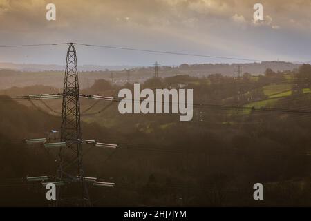 Halifax, West Yorkshire, Regno Unito. 27th Jan 2022. Meteo Regno Unito. Luci di mattina presto sopra il paesaggio di Pennine di Calderdale vicino Halifax, Yorkshire occidentale, Regno Unito, osservato da Bradford Road, Stump Cross, Halifax. È una mattina fredda e ventosa. Credit: Windmill Images/Alamy Live News Foto Stock