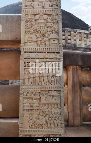 Stupa No 1, North Gateway, Left Pillar, Front Face Panel 4 : processione reale del Re Prasenjit Panel 3 : Chankama Promenade dove il Buddha camminato. PA Foto Stock