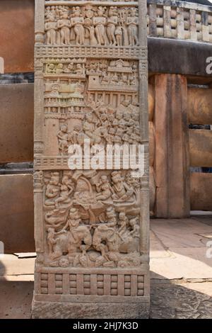 Stupa No 1, North Gateway, Left Pillar, Front Face Panel 5: Village Life. Pannello 4 : processione reale di Prasenjit, il re di Kosala che entra nel suo cappellino Foto Stock