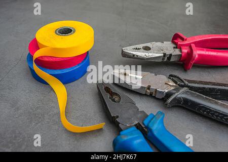 Set di nastri adesivi isolanti e pinze per riparazioni e servizi Foto Stock