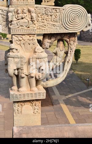 Stupa n. 1, North Gateway. Vista posteriore Yaksini da dietro, ed elefanti su capitelli colonna. Il Grande Stupa, Patrimonio Mondiale dell'Umanita', Sanchi, Madhya Prad Foto Stock