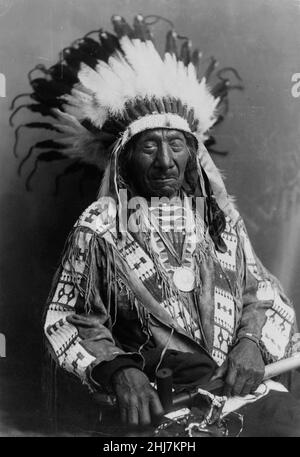 Ritratto di Capo Red Cloud, seduto; tenendo Peace Pipe - Foto d'epoca e d'antiquariato - Indiani d'america / Indiani d'America / Americani Foto Stock