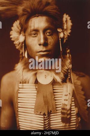 Sitting Eagle - Foto d'epoca e d'antiquariato - Indiani d'america / Indiani d'America / Indiani d'America. Ritratto di testa e spalle di Crow man. c 1905. Foto Stock