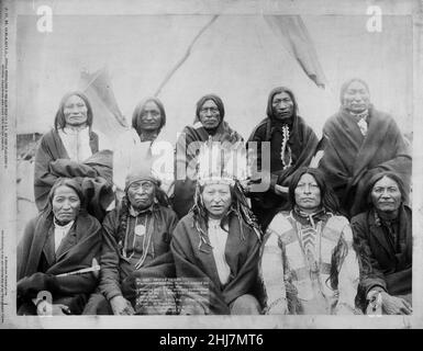 Ritratto di gruppo di capi Lakota, cinque in piedi e cinque seduti con i tipi in background - probabilmente su o vicino Pine Ridge Indian Reservation. 1891. Foto Stock