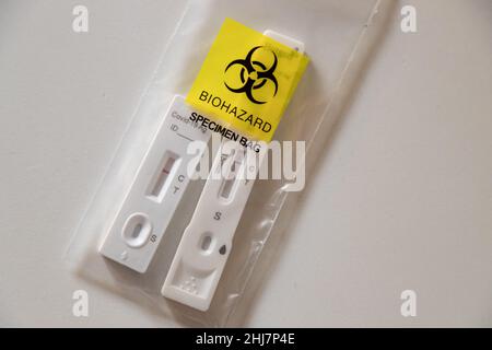 Due test rapidi negativi sull'antigene covid-19, rilevati il 27 gennaio 2022 in un sacchetto di plastica trasparente con lettura del sacchetto per campioni a rischio biologico. (Foto di Alexander Pohl/Sipa USA) Foto Stock
