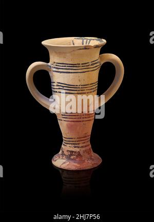 Antica ceramica greca elladica coppa a due piedi maneggiata con motivi concentrici, Cittadella inferiore Tiryns, 2200-2000 a.C. Museo Archeologico di Nafplion. . Foto Stock